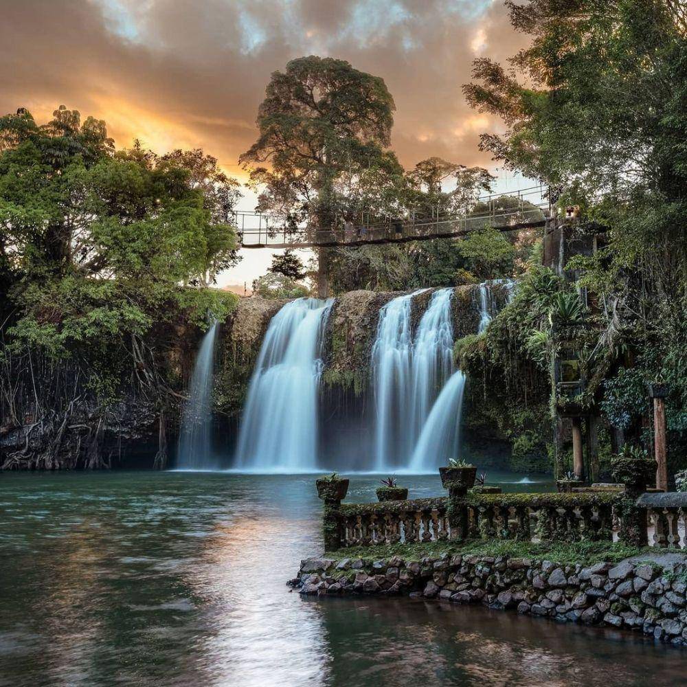 taman wisata Paronella Park (instagram.com/cairnstourism)