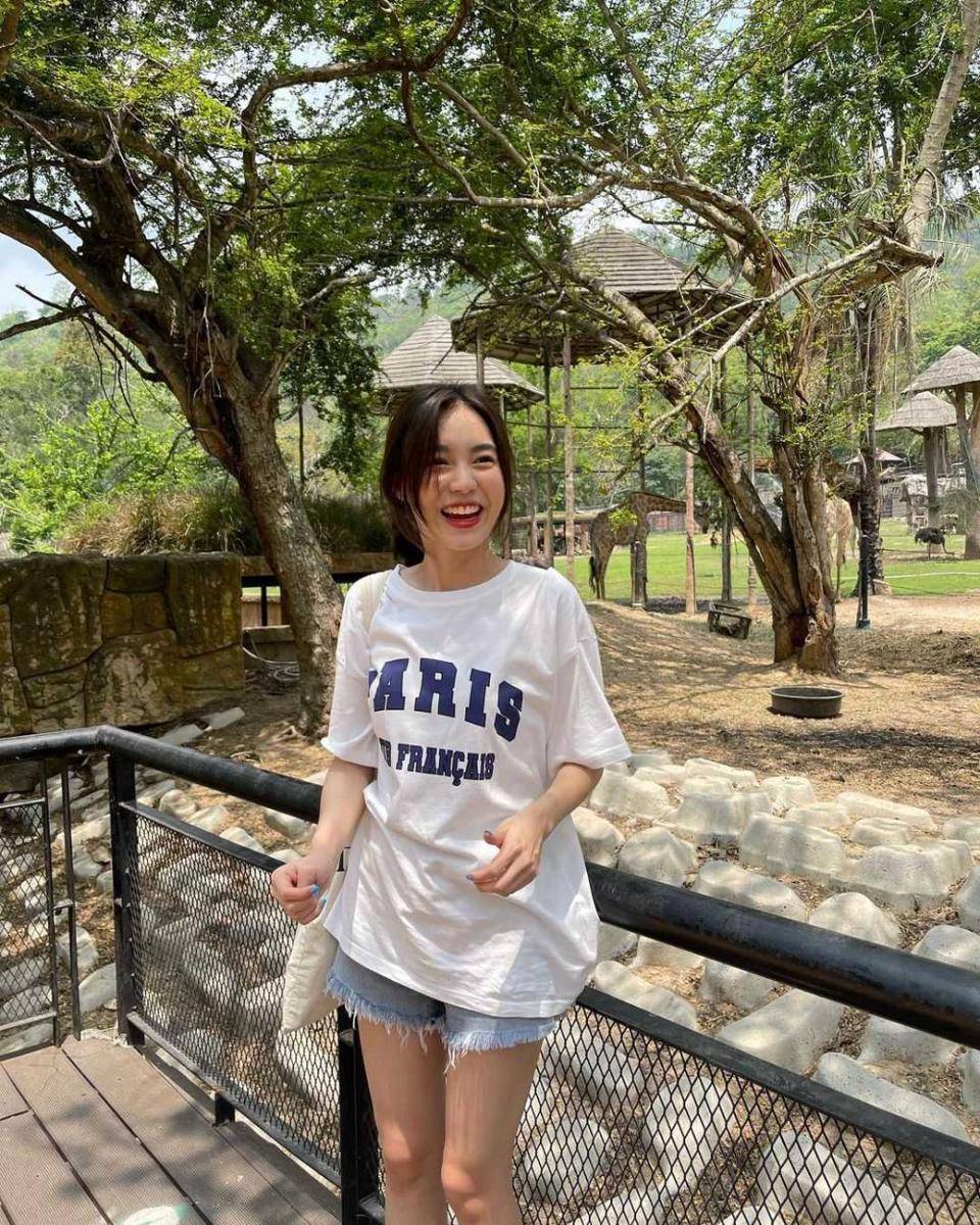 Pose candid Love Pattranite (instagram.com/loverrukk)