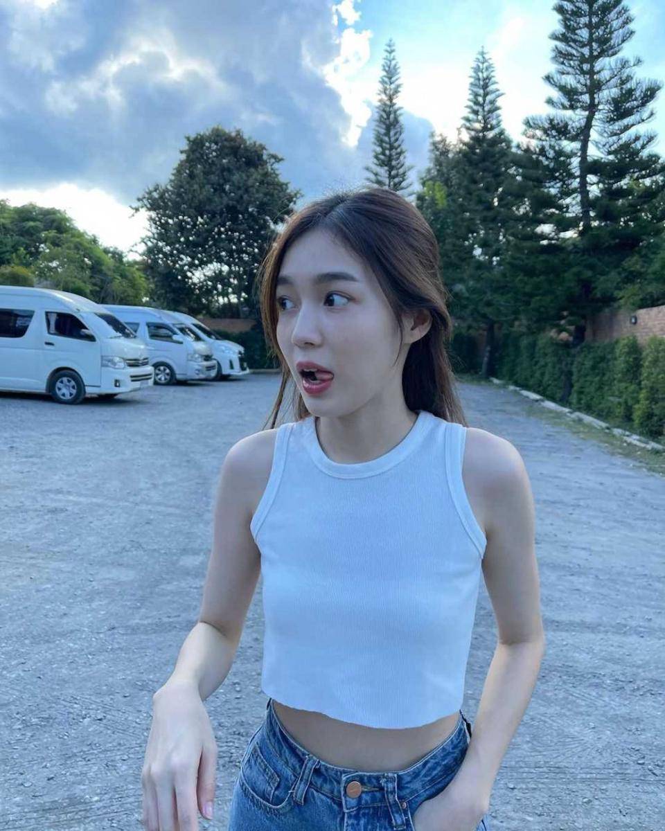 Pose candid Love Pattranite (instagram.com/loverrukk)