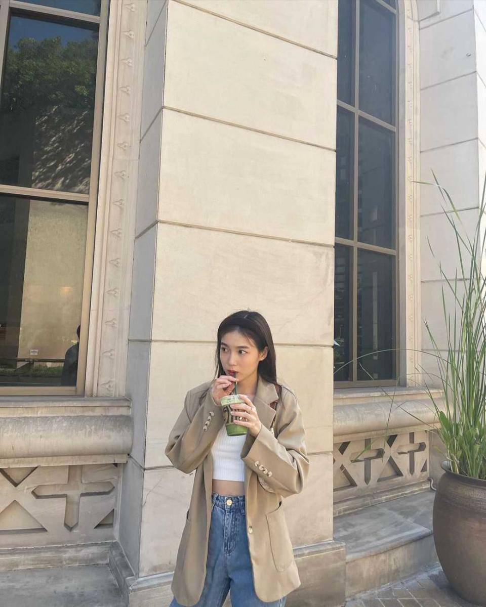 Pose candid Love Pattranite (instagram.com/loverrukk)