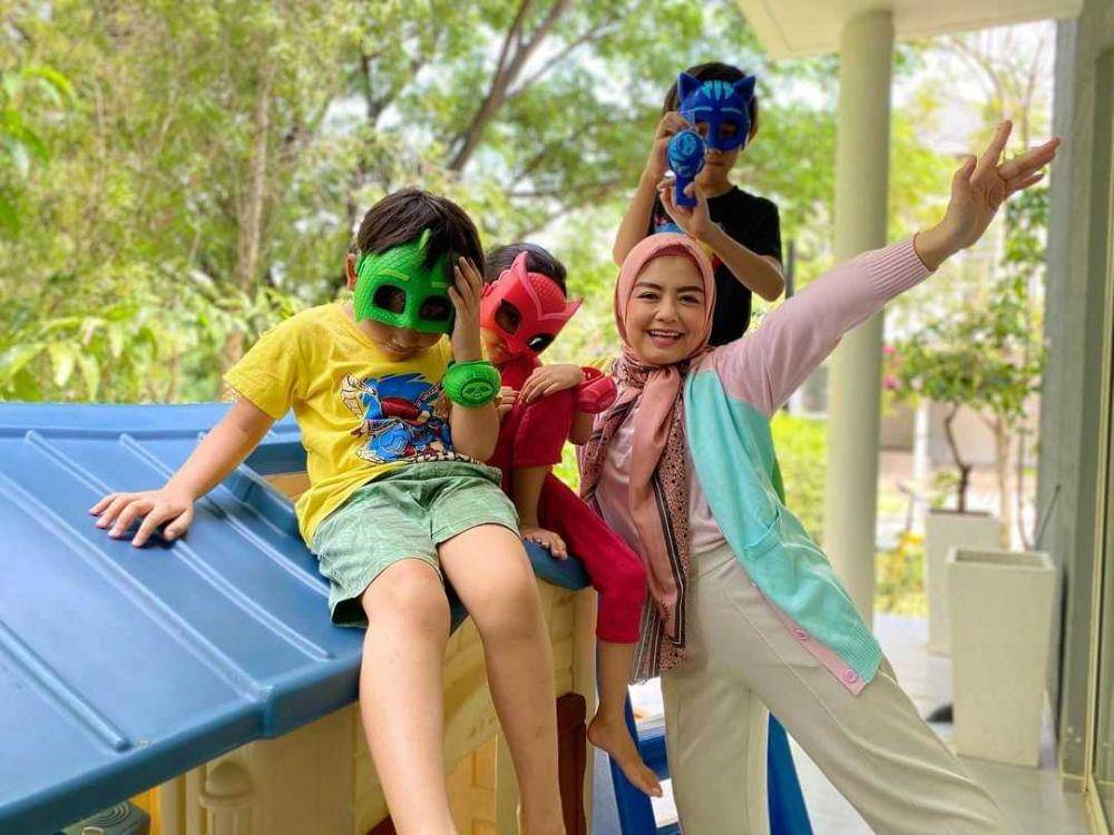 Tika dan ketiga anaknya (instagram.com/tika_ramlan)