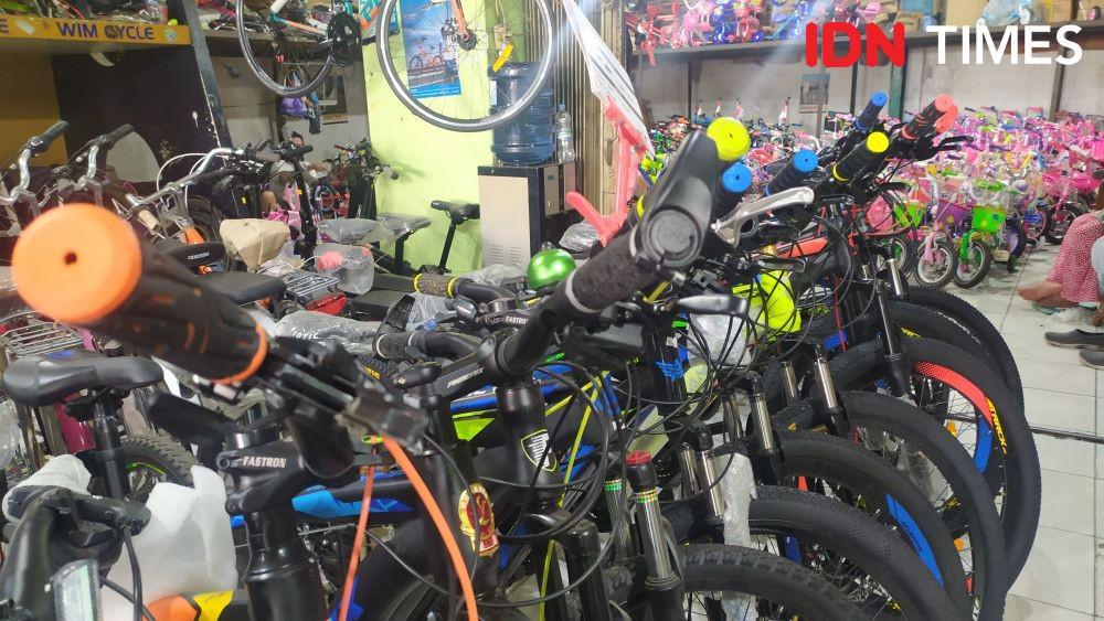 Deretan sepeda yang dijual di salah satu toko di Kota Semarang. (IDN Times/Fariz Fardianto)
