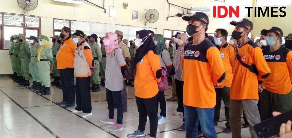 Relawan FPRB, linmas apel siaga jelang Nataru.(IDN Times/Daruwaskita)