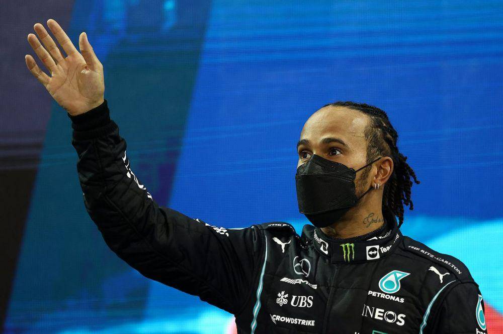Lewis Hamilton melambaikan tangan ke penonton usai GP Abu Dhabi (formula1.com)
