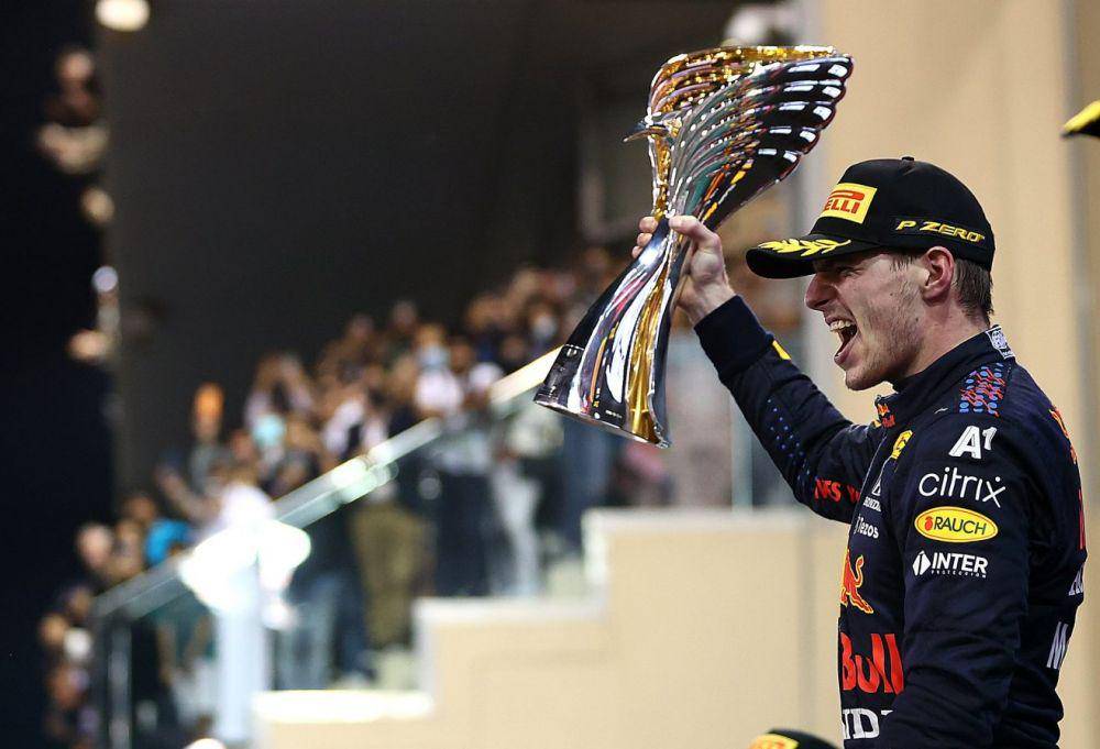 Max Verstappen mengangkat trofi usai GP Abu Dhabi (formula1.com)