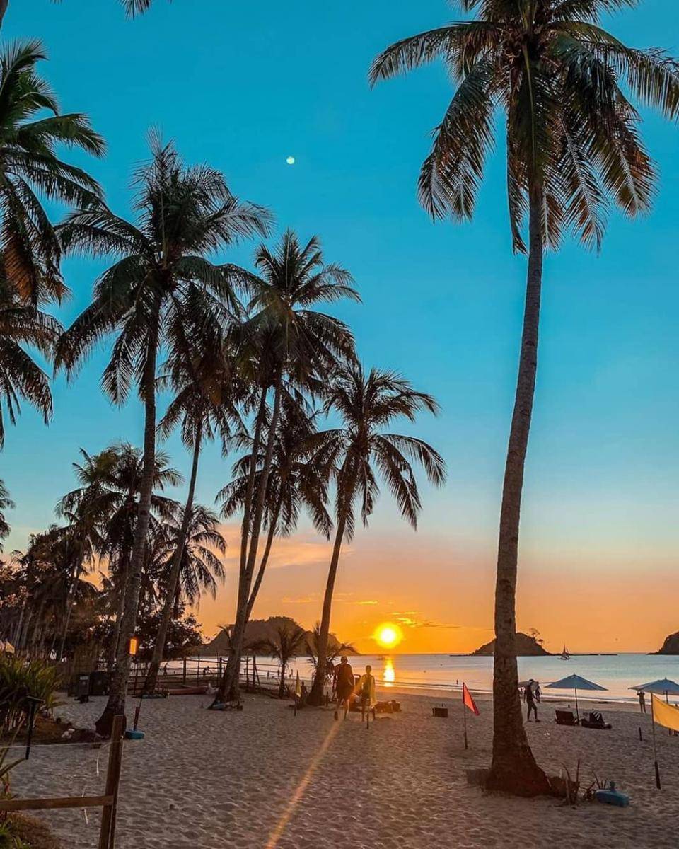pemandangan indah matahari terbit di pantai Nacpan, Palawan (instagram.com/dream_palawan)