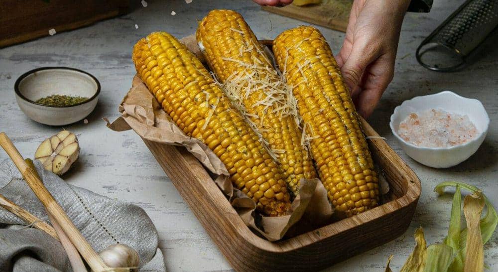 ilustrasi grilled corn bonito flakes (pexels.com/Людмила)