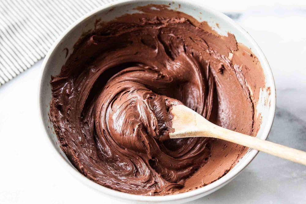 ilustrasi membuat frosting cokelat (simplyrecipes.com/Megan Gordon)