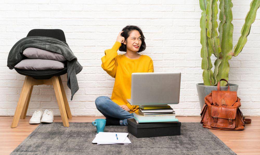 Seorang perempuan tengah kebingungan di depan laptop (ShutterStock/LuisMolinero)