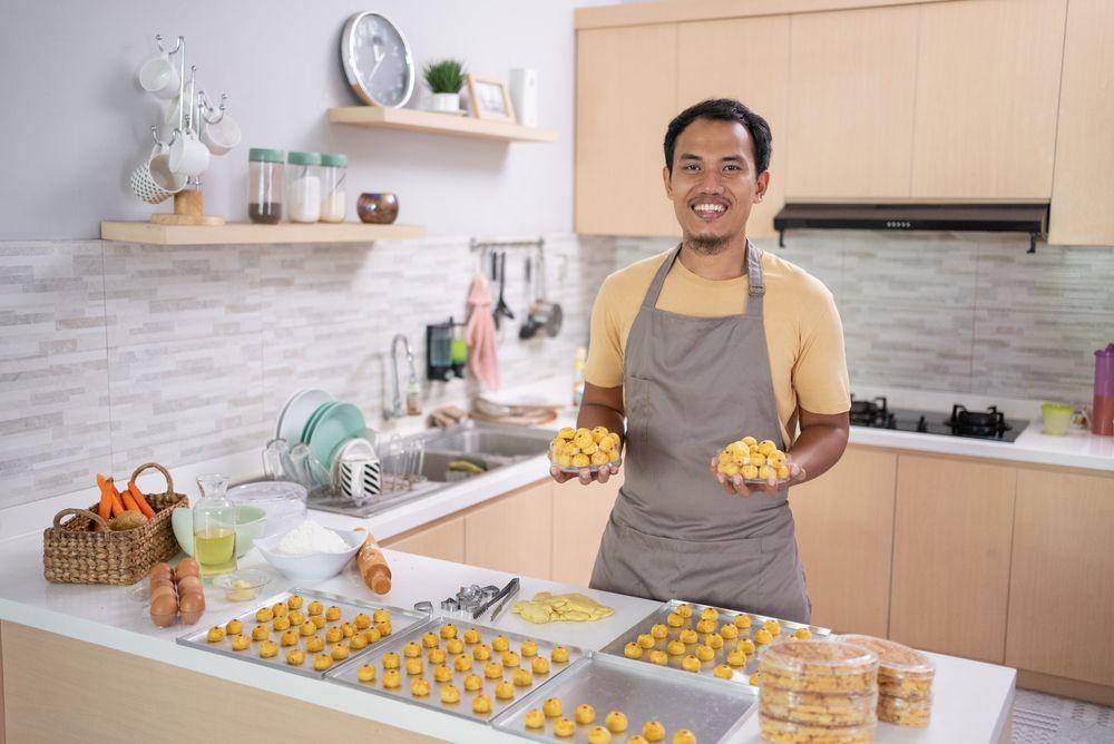 Seorang lelaki berbisnis kue kering. (ShutterStock/OduaImages)