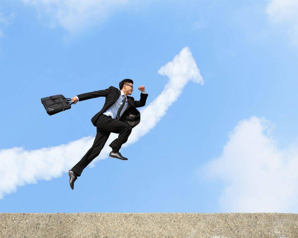Seorang lelaki tengah melompat. (ShutterStock/Aslysun)
