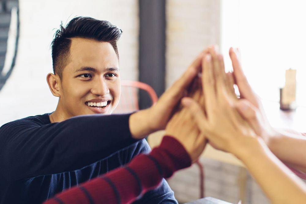 Seorang lelaki bersama teman-temannya. (ShutterStock/OduaImages)