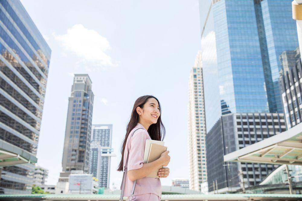 Seorang perempuan tengah memegang buku. (ShutterStock/KaptureHouse)