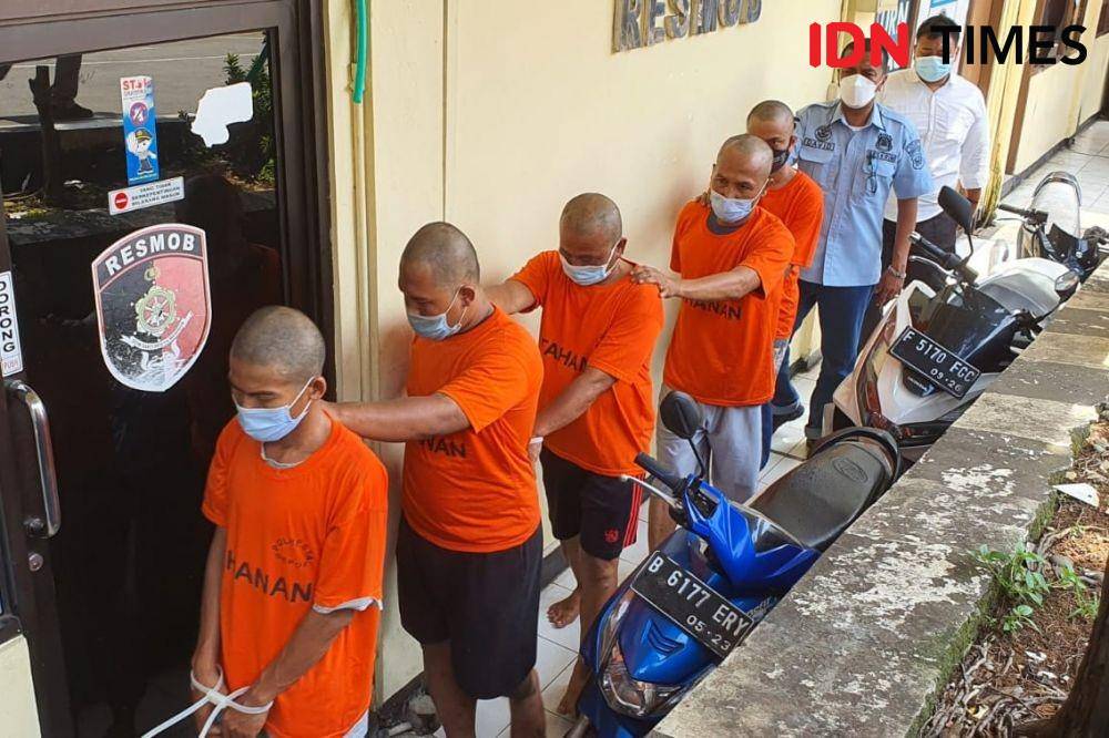 Lima oknum ormas yang diamankan Polres Metro Depok usai melakukan pengeroyokan terhadap pengawas pembangunan milik pemerintah di Kota Depok. (IDN Times/Dicky)
