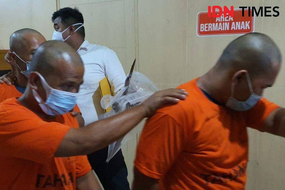 Oknum Ormas pelaku pengeroyokan pengawas pembangunan jalan saat dibawa ke Polres Metro Depok. (IDN Times/Dicky)