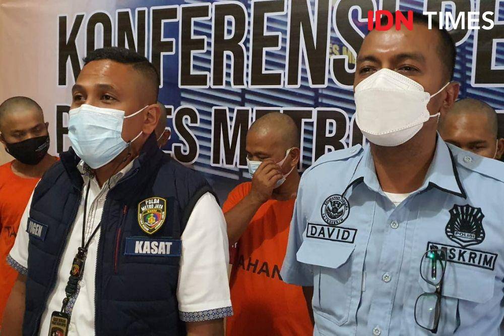 Kasat Reskrim Polres Metro Depok, AKBP Yogen Heroes Baruno (kiri) saat menerangkan kronologis pengeroyokan pengawas pembangunan di Kota Depok. (IDN Times/Dicky)