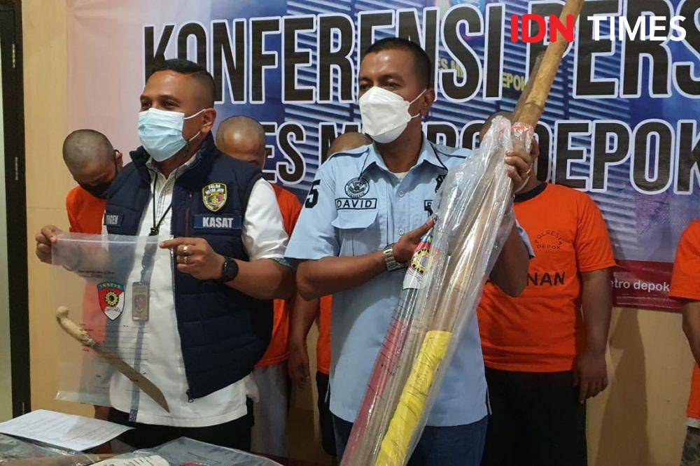 Kasat Reskrim Polres Metro Depok, AKBP Yogen Heroes Baruno (kiri) menunjukan barang bukti pengeroyokan yang digunakan oknum ormas . (IDN Times/Dicky)