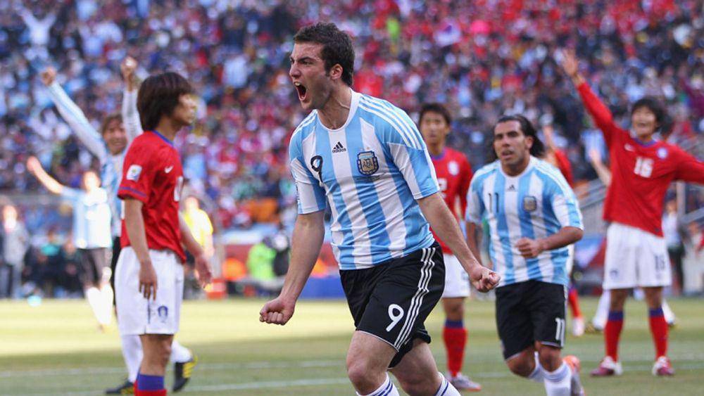 potret Gonzalo Higuain merayakan gol ke gawang Korea Selatan (skysports.com)