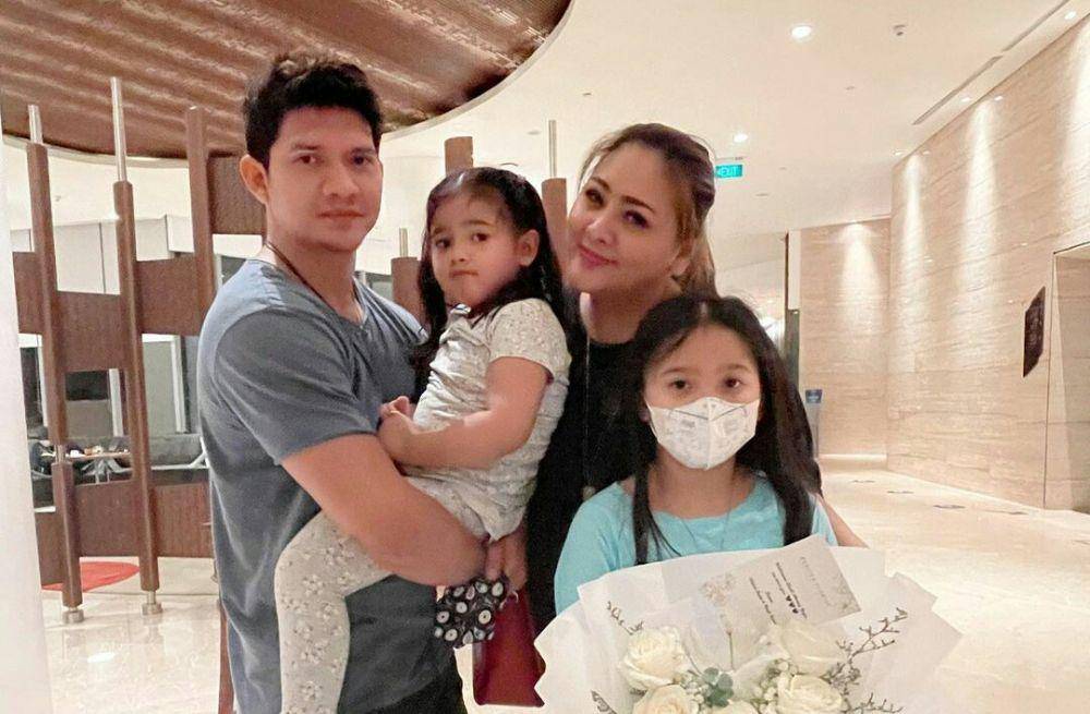 Iko Uwais bertemu istri dan anak pascasyuting The Expendables 4. (instagram.com/audyitem)