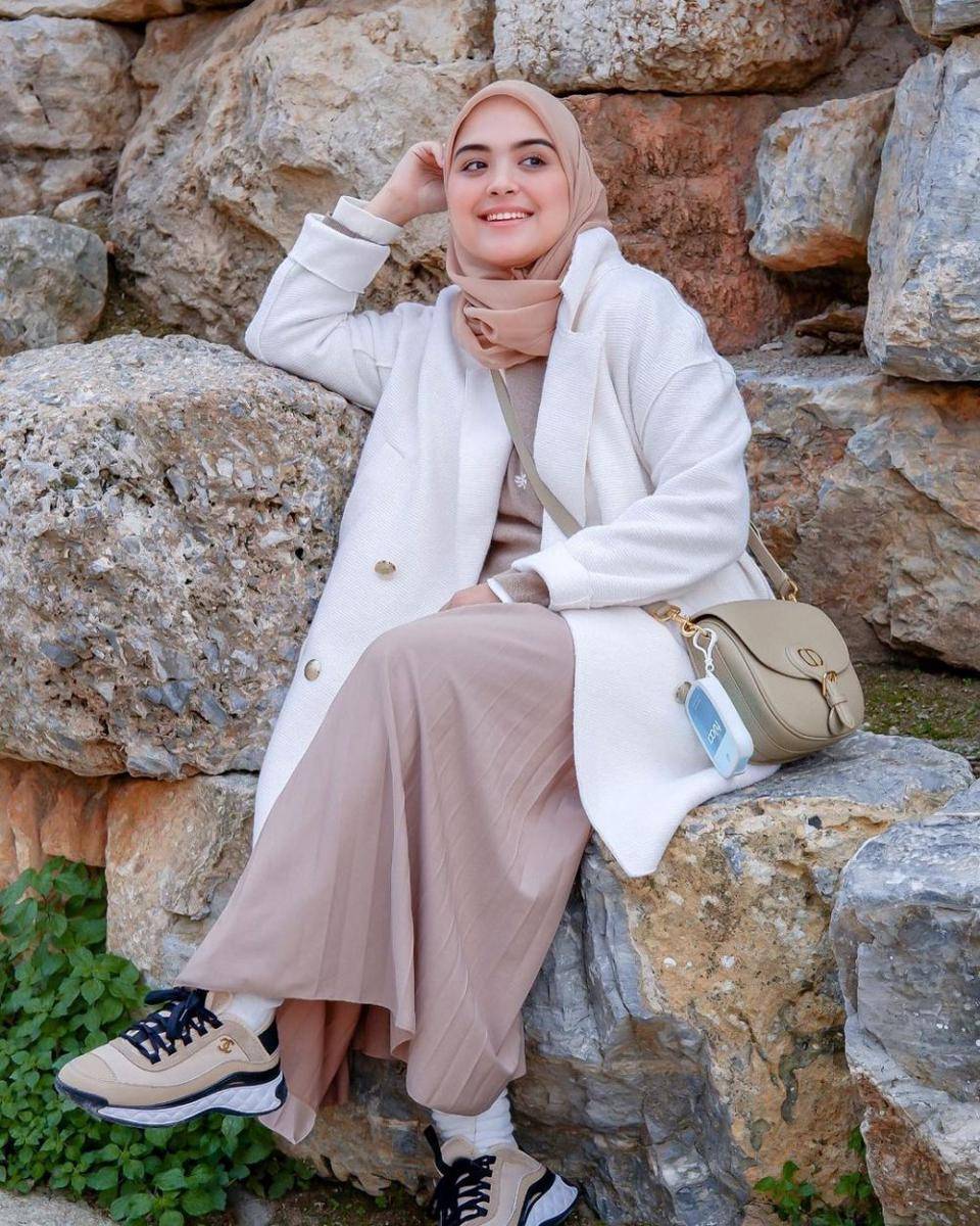 ilustrasi ootd memakai cardigan (instagram.com/vebbypalwinta)