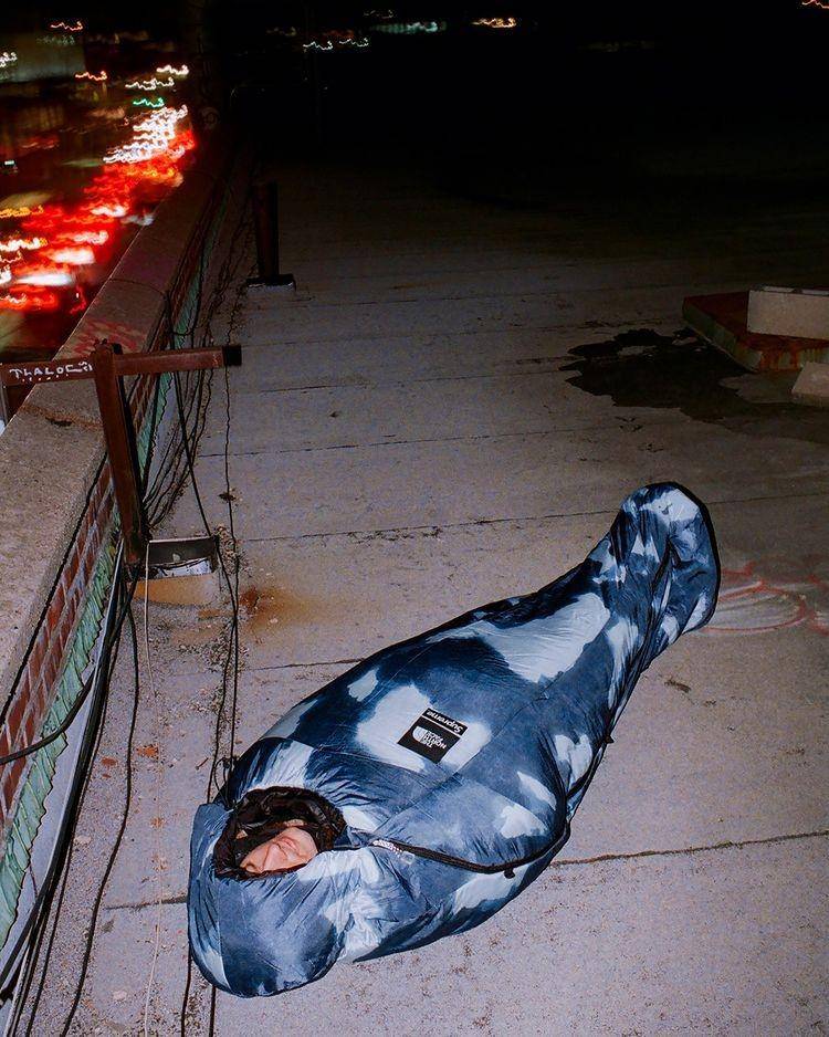 Sleeping bag Supreme x The North Face (instagram.com/supremenewyork)