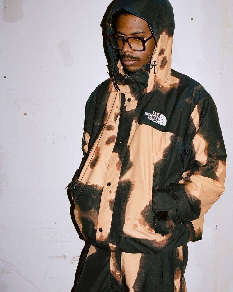 Jaket outdoor Supreme x The North Face (instagram.com/supremenewyork)