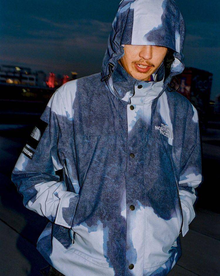 Jaket outdoor Supreme x The North Face (instagram.com/supremenewyork)
