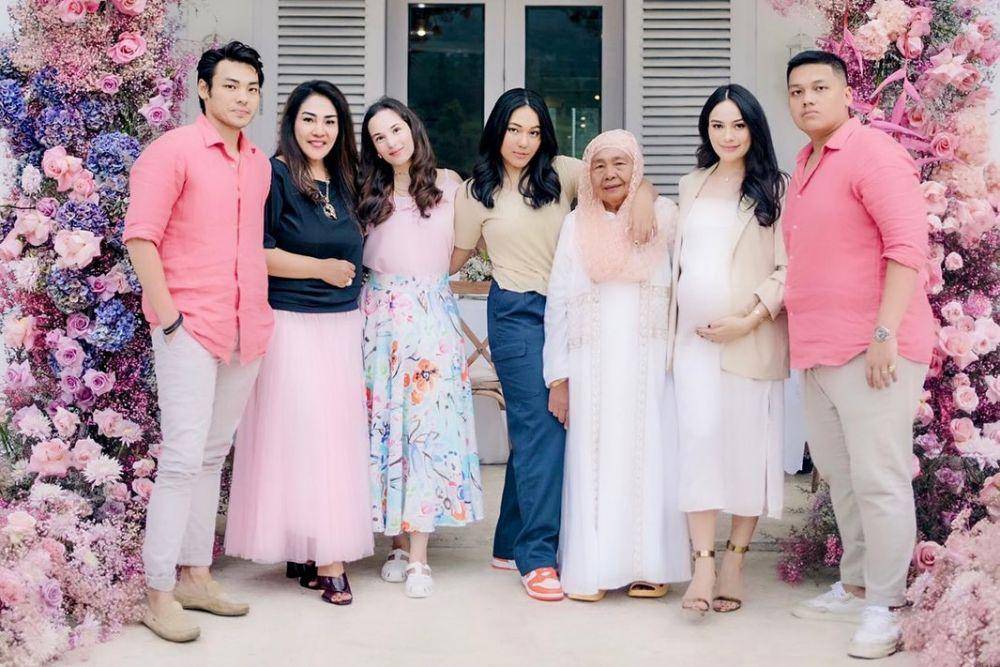 Adu Gaya Chelsea Islan vs. Cinta Karaina (instagram.com/chelseaislan | instagram.com/karainakardinal)