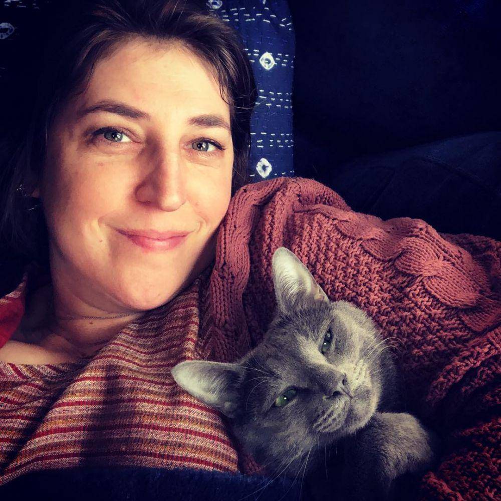 Mayim Bialik bersama kucing kesayangannya. (instagram.com/missmayim/)