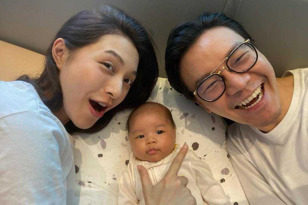 10 Keseruan Mew Nittha Asuh Anak Bareng Suami, Family Goals!
