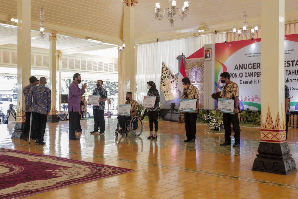 Gubernur DIY Sri Sultan Hamengku Buwono X menyerahkan bonus kepada 132 atlet dan pelatih PON dan Peparnas di Bangsal Kepatihan, Yogyakarta, Senin (13/12/2021). (Dok. Humas Pemda DIY)