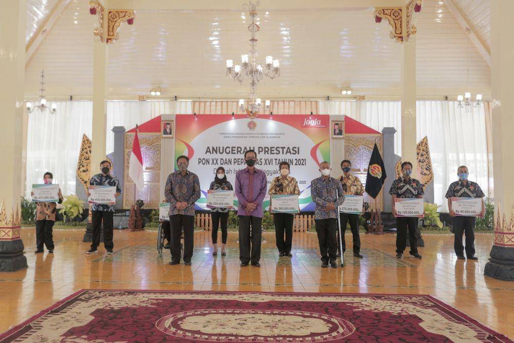 Atlet dan pelatih PON XX dan Peparnas Papua menerima bonus dari Pemda DIY di Yogyakarta, Senin (13/12/2021). (Dok. Humas Pemda DIY)