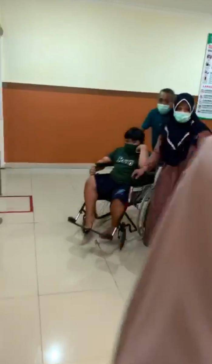 Pasien di RS H Andi Sultan Daeng Radja Bulukumba dievakuasi saat gempa. (Dok. Istimewa)