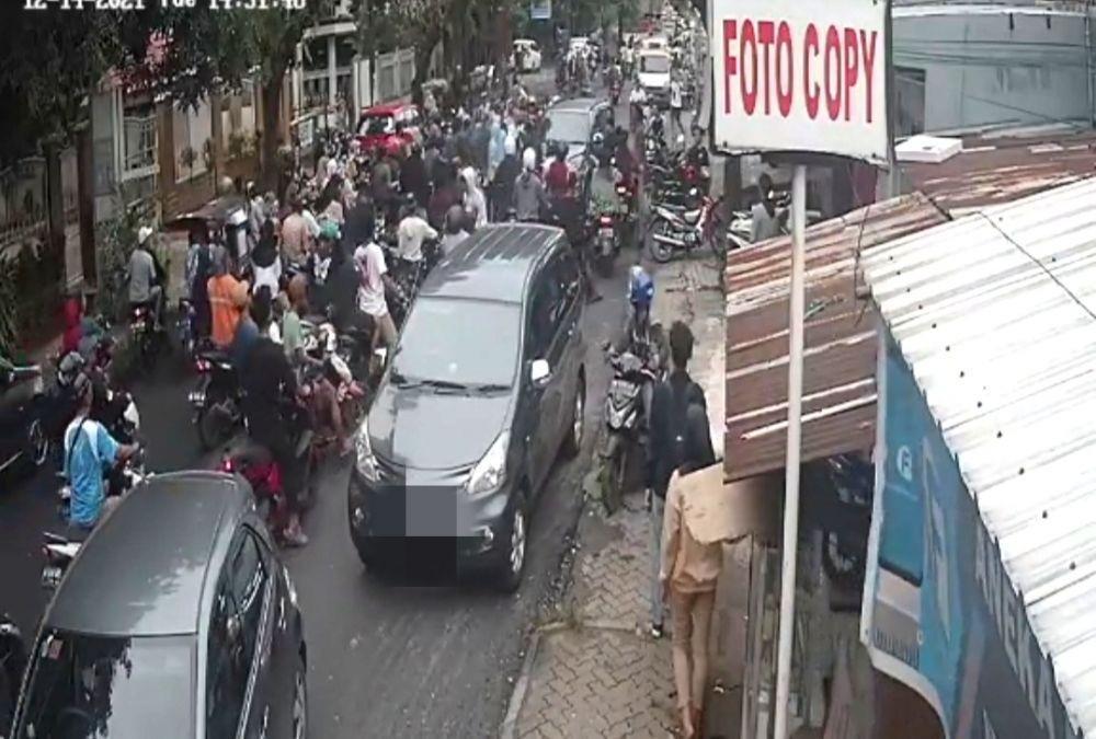 Viral Video Pengantar Jenazah Keroyok Pengendara Mobil di Makassar