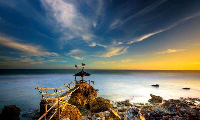 gambar pantai Watu Lawang (joglowisata.com)