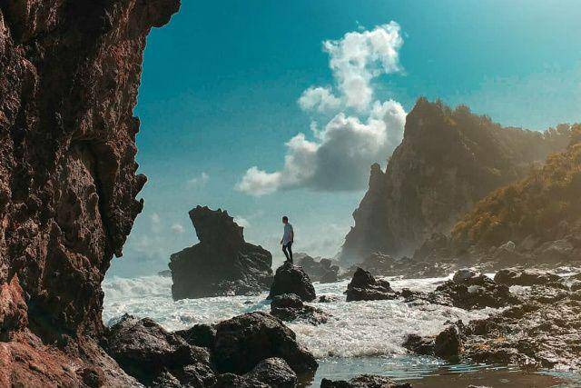 gambar pantai Watu Lawang (instagram.com/hvnrynt_)