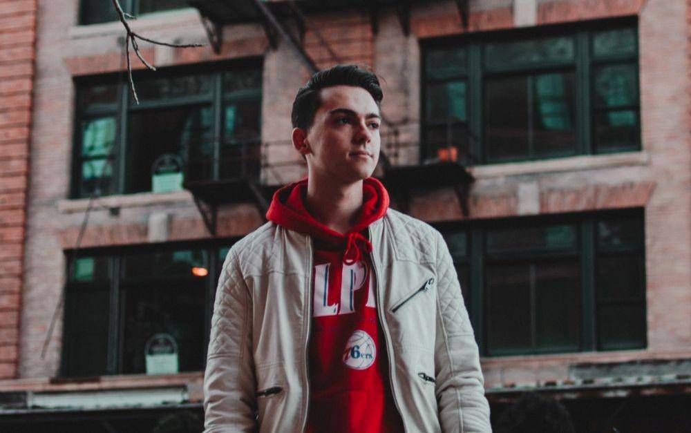 Pria memakai jaket (unsplash.com/Ben Weber)