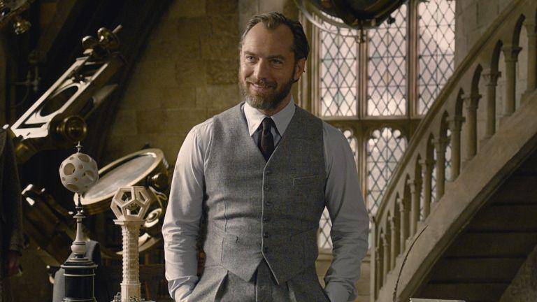Jude Law sebagai Dumbledore muda (dok. Warner Bros./Fantastic Beasts)