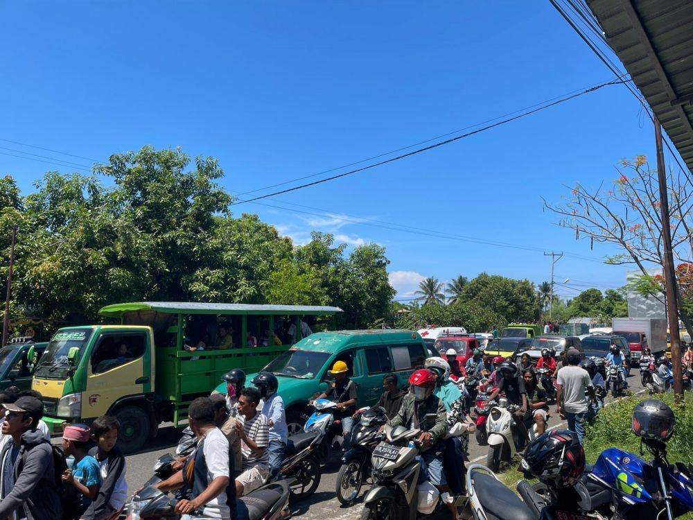 Warga Pesisir Maumere Lakukan Evakuasi Mandiri