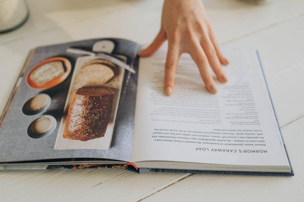 ilustrasi membaca buku resep. (Pexels.com/Ron Lach)