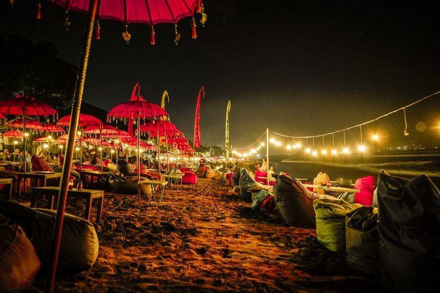 Malam hari di Bali (unsplash.com/Timo Wagner)