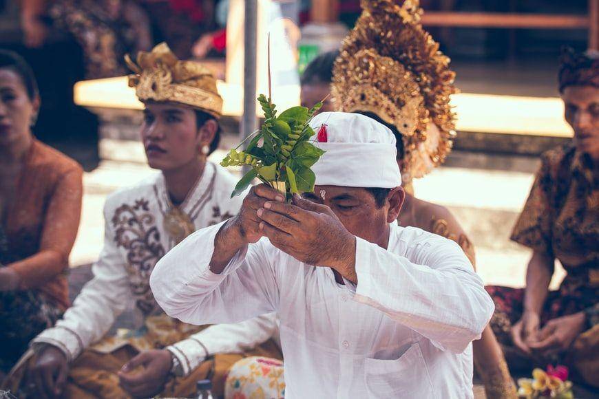 ilustrasi upacara adat di Bali (unsplash.com/Artem Beliaikin)