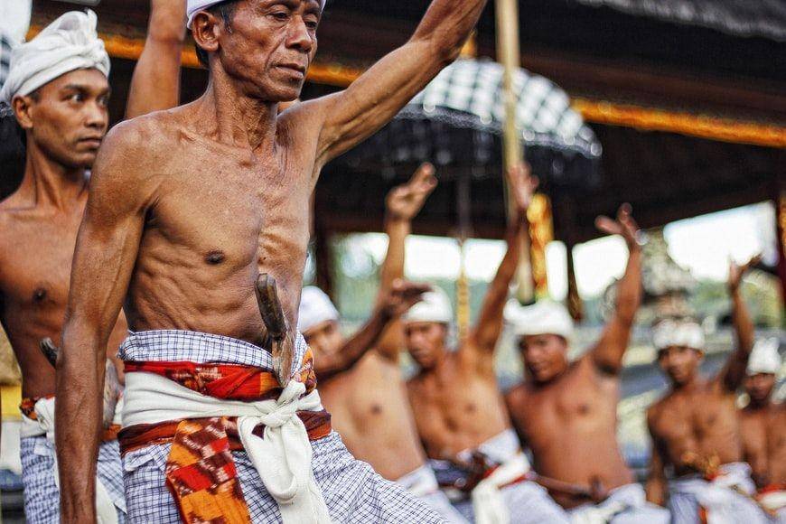 ilustrasi orang Bali (unsplash.com/Dendy Darma Satyazi)