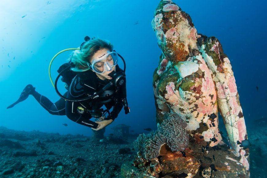 Scuba diving di Bali (unsplash.com/Sebastian Pena Lambarri)