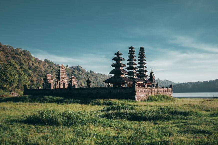 Pura di Bali (unsplash.com/Irfan Maulidi)