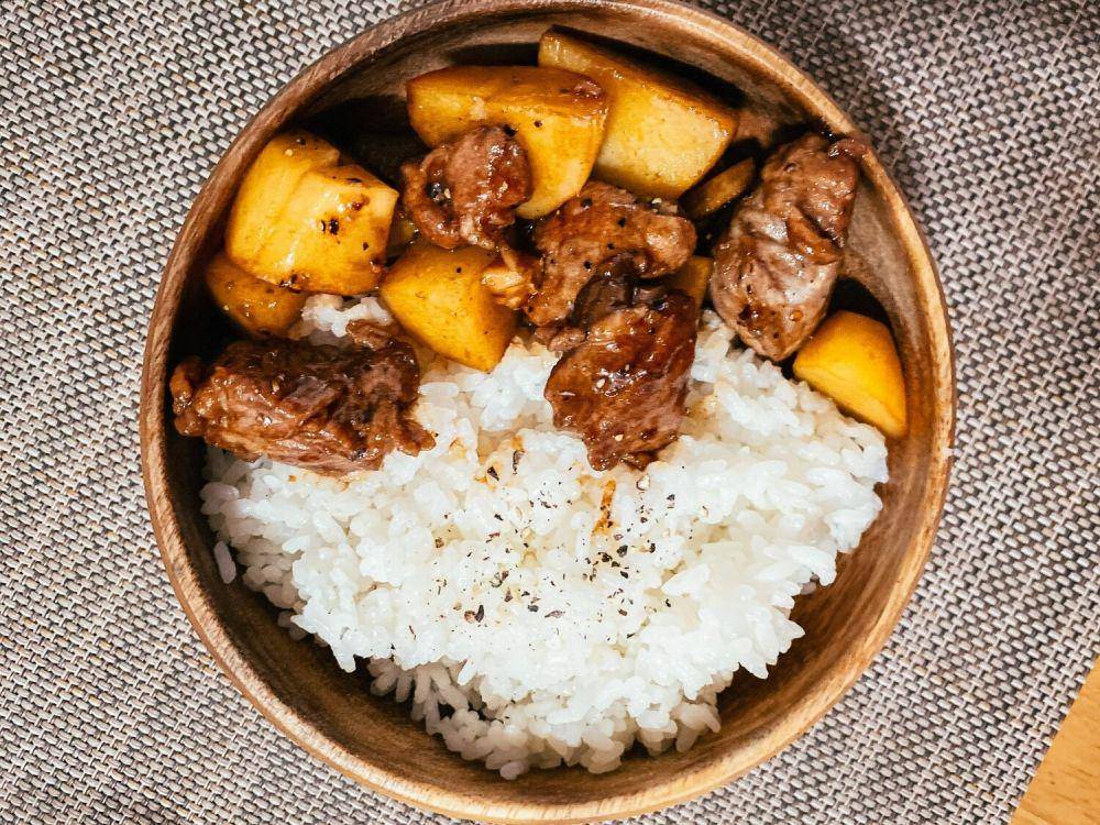 ilustrasi beef tofu rice bowl (unsplash.com/reyvenshots)