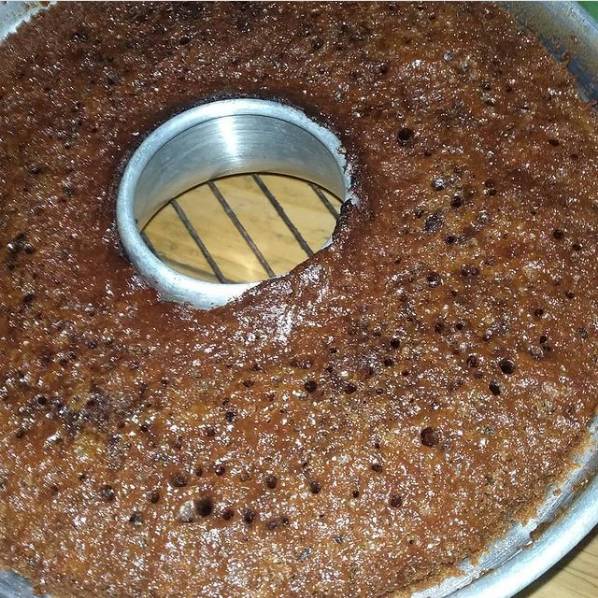 Bolu karamel panggang di loyang (instagram.com/netikomeri75)