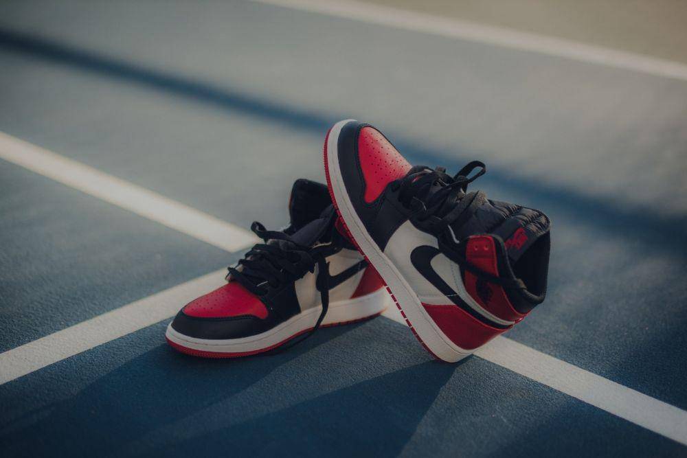 Sneakers (unsplash.com/Taylor Smith)
