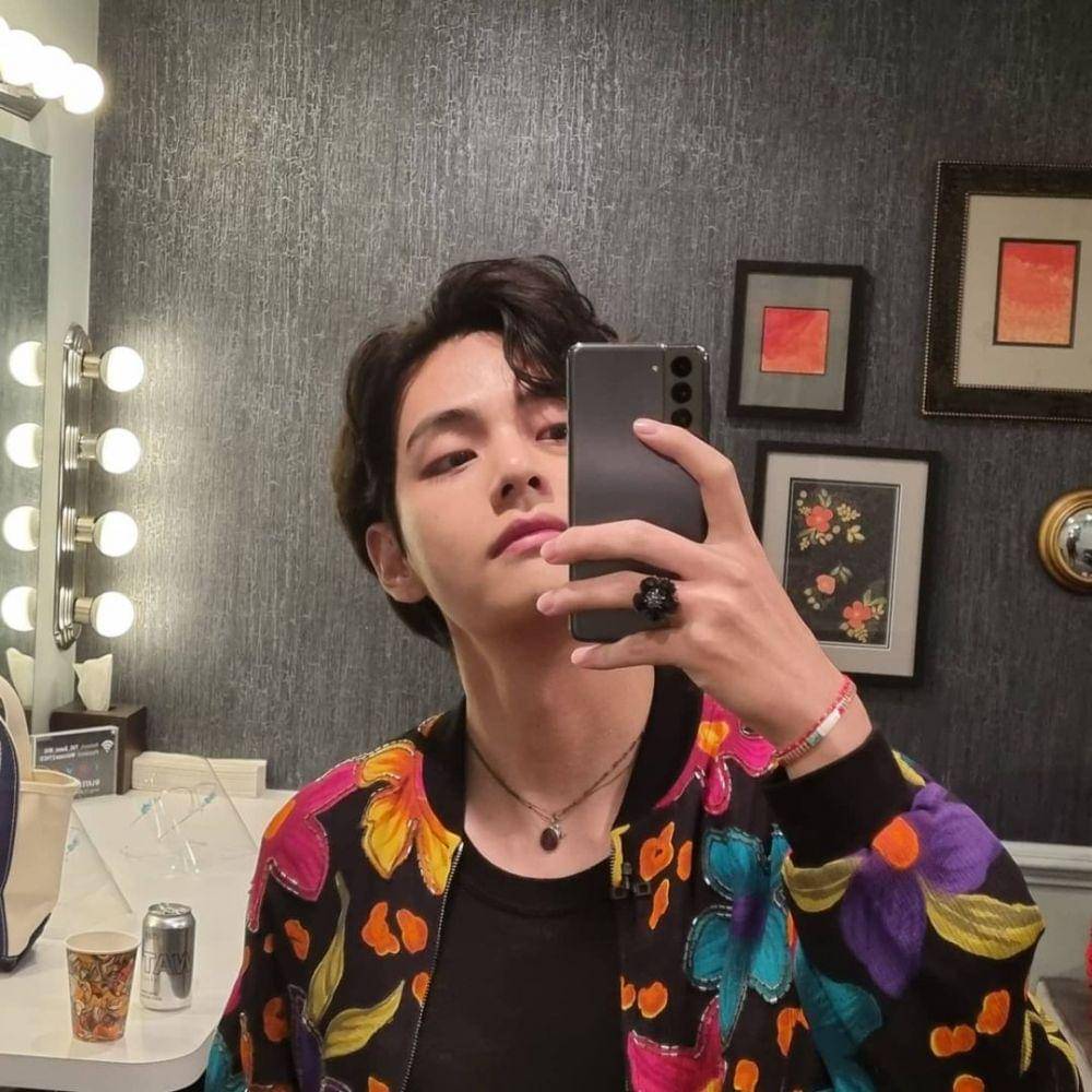 V BTS (instagram.com/thv)