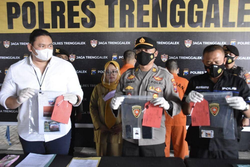 Polisi menunjukan barang bukti kasus pemerasan dan ancaman. IDN Times/ istimewa